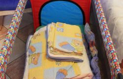 Schlafzimmer mit Kinderbett